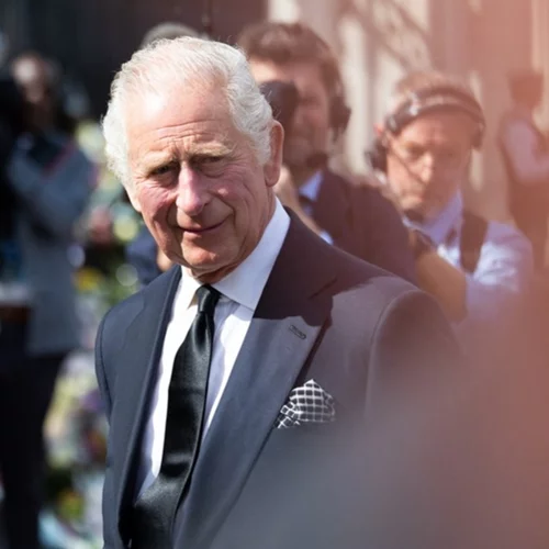 "Τον χτυπούσαν και του τραβούσαν τα αφτιά" | Όταν ο βασιλιάς Κάρολος έπεσε θύμα bullying