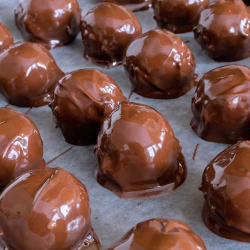 Σοκολατένια τρουφάκια του ονείρου με 4 μόνο υλικά | Η συνταγή που θα λατρέψεις