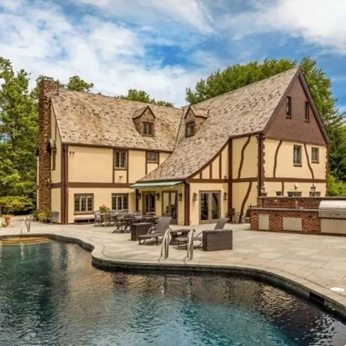 Διακοπές στην Airbnb έπαυλη του Vito Corleone