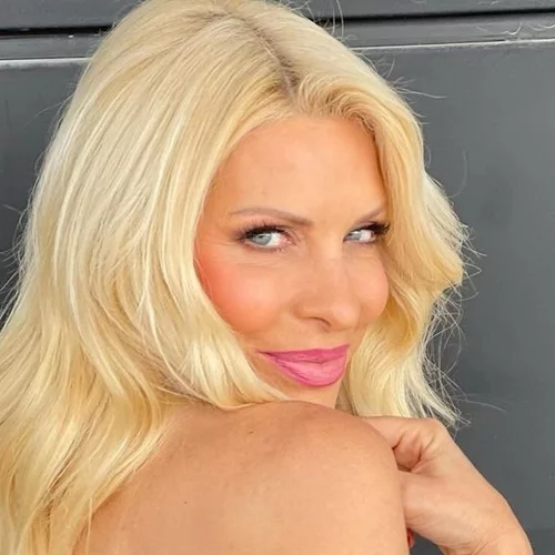 Πανέμορφη και φρέσκια, χωρίς ίχνος μακιγιάζ | Η Ελένη Μενεγάκη υποδέχεται το καλοκαίρι στην Άνδρο