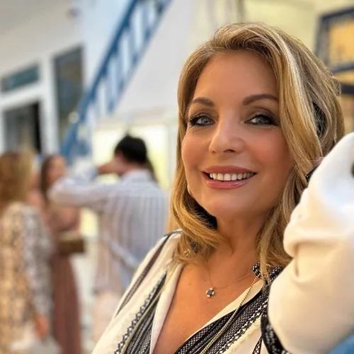 Η Άντζελα Γκερέκου υιοθέτησε το νεανικό makeup trend που λίγες γυναίκες άνω των 60 θα τολμούσαν