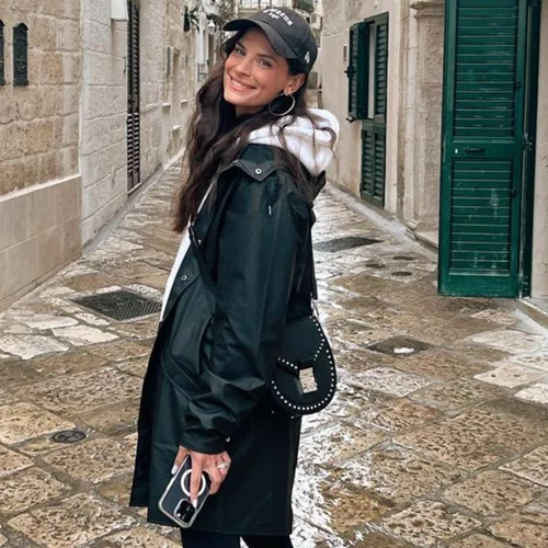 Χριστίνα Μπόμπα | Ο άψογος casual τρόπος που φόρεσε το blazer της σε πρωινή βόλτα