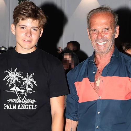 Ο Μάξιμος Κωστόπουλος σε ένα τρυφερό κλικ από την παιδική του ηλικία με τον διάσημο μπαμπά του