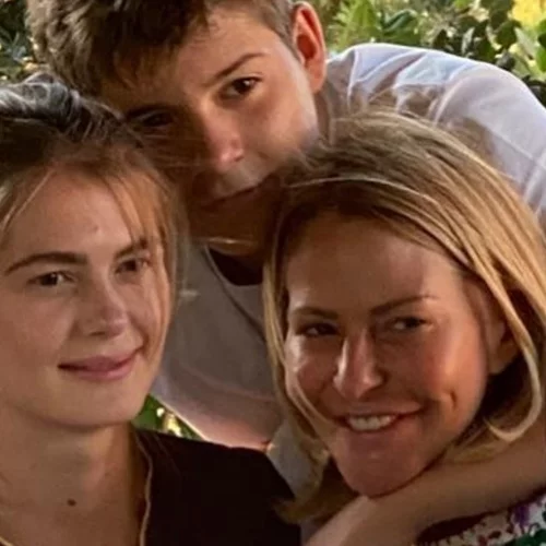 Η Τζένη Μπαλατσινού υποδέχτηκε το νέο έτος αγκαλιά με τα τέσσερα παιδιά της