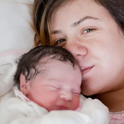 H καισαρική τομή είναι η μόνη χειρουργική επέμβαση, στην οποία η μητέρα αναμένεται να σταθεί όρθια περίπου έξι ώρες αργότερα