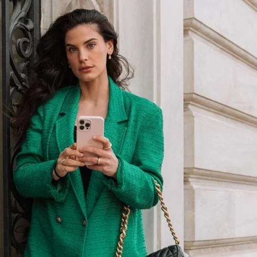 Η Χριστίνα Μπόμπα φόρεσε το διχτυωτό καλσόν που χρειάζεσαι φέτος την άνοιξη