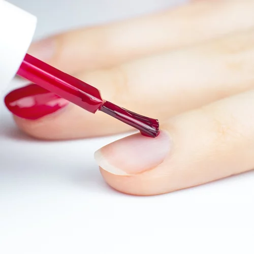 Τα βερνίκια νυχιών που θα χαρίσουν ένα gel εφέ στο μανικιούρ σου