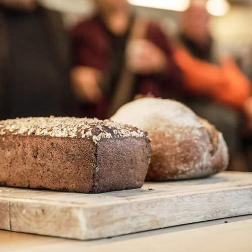 Στο Χαλάνδρι παράγουν ψωμί από βύνη και μπύρα από ψωμί