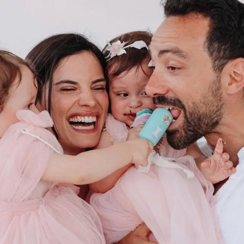 Σάκης Τανιμανίδης – Χριστίνα Μπόμπα | Αυτό είναι το προσκλητήριο της βάφτισης των παιδιών τους