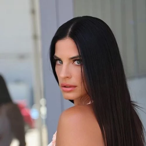 Η Χριστίνα Μπόμπα με το σέξι χρώμα μανικιούρ για τη μεταβατική αυτή εποχή