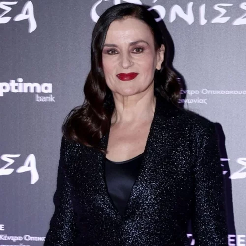 Η Καρυοφυλλιά Καραμπέτη με ένα sequin κοστούμι στην πρεμιέρα της ταινίας "Φόνισσα"