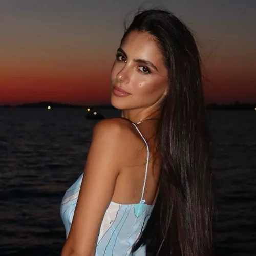 Η Αλεξάνδρα Νίκα είναι fashionista | Το φθινοπωρινό σύνολο και η κομψή ζακέτα με κρόσσια