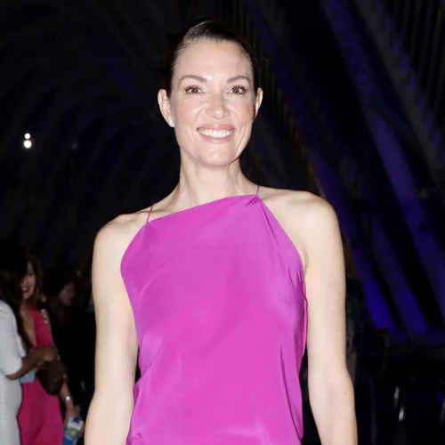 Η Βίκυ Καγιά στην παραλία με το πουκάμισο που θα φοράμε και τον Σεπτέμβριο