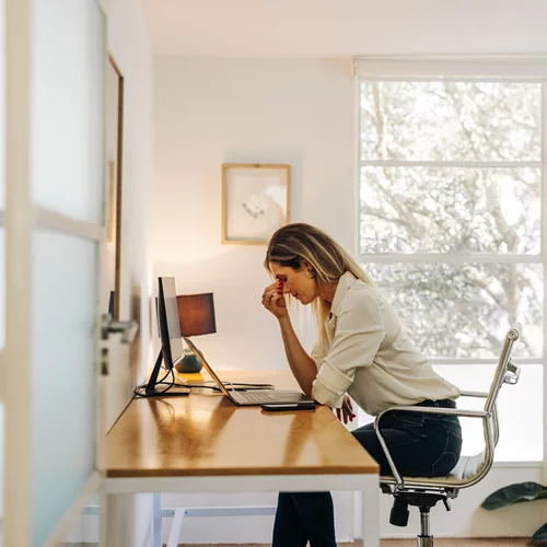 Νιώθεις άγχος στη δουλειά; Οδηγός επιβίωσης για να σώσεις την ψυχική σου υγεία