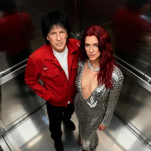 Τι κάνει ο Μιχάλης Τσαουσόπουλος στο ασανσέρ με τη Dua Lipa;