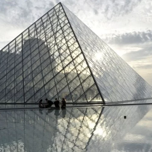 Σύλληψη 9 υπόπτων για απάτη ύψους 10 εκατ. ευρώ με την έκδοση εισιτηρίων για το Λούβρο και τις Βερσαλλίες