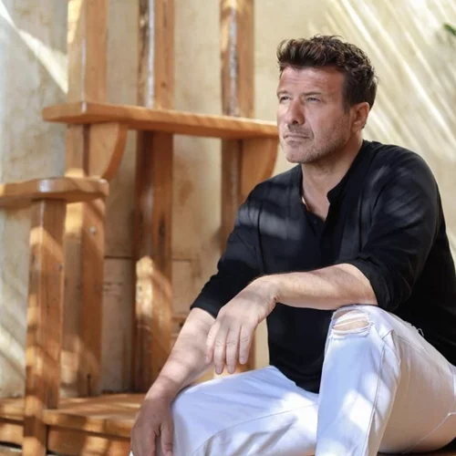 Σπάνιο κλίκ: Ο Γιάννης Πλούταρχος στην πισίνα με τη σύζυγό του, τα παιδιά και τη μητέρα του