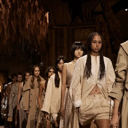 Η Dior SS'23 συλλογή είναι μια σπουδή στο power dressing