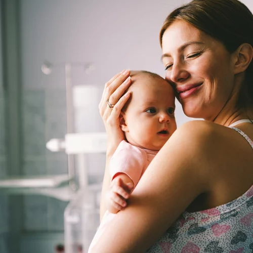 44χρονη Ελληνίδα έγινε μαμά με ωάριο που είχε καταψυχθεί πριν από 10 χρόνια - "Μήνυμα ελπίδας"