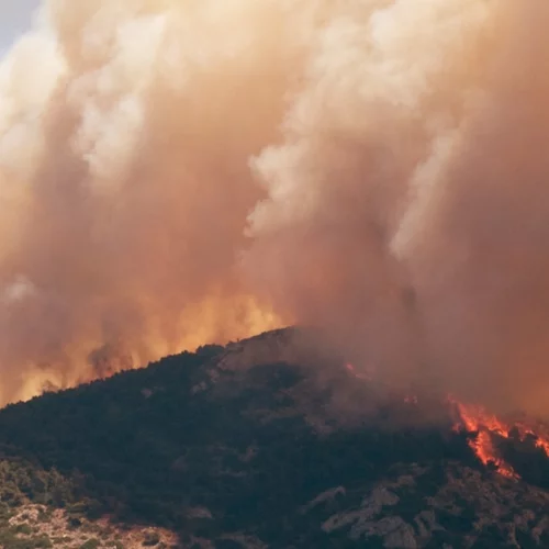 Κυκλοφοριακές ρυθμίσεις λόγω της πυρκαγιάς στα Βίλια Αττικής