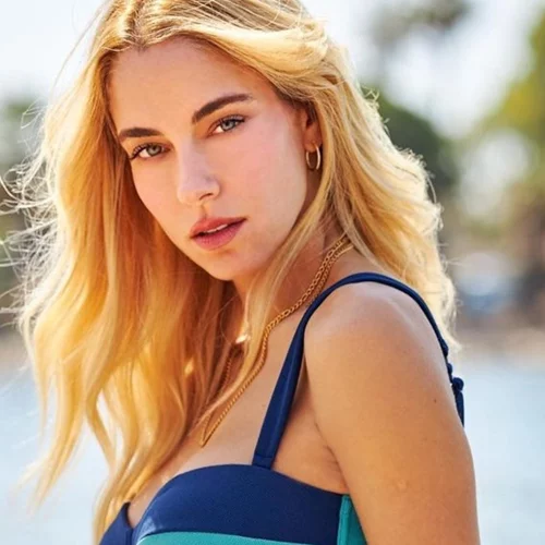 Η Δούκισσα Νομικού με το ολόσωμο μαγιό που αναδεικνύει όλες τις σιλουέτες