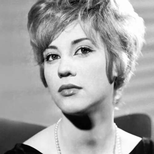 36 χρόνια πριν | Η αριστοκρατική εμφάνιση της Ζωής Λάσκαρη στο φουαγιέ του θέατρου Ιλίσια