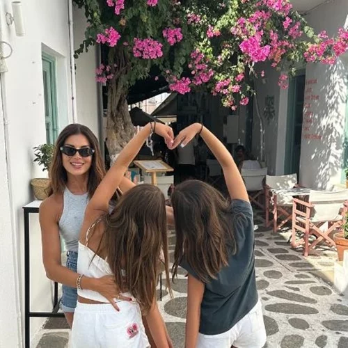 Σταματίνα Τσιμτσιλή | Στο ηλιοβασίλεμα με τα παιδιά της - Η crochet φούστα της