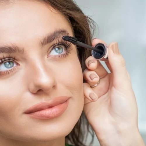 Αυτή είναι η καλύτερη μάσκαρα για πολύ μακριές βλεφαρίδες με πλούσιο όγκο