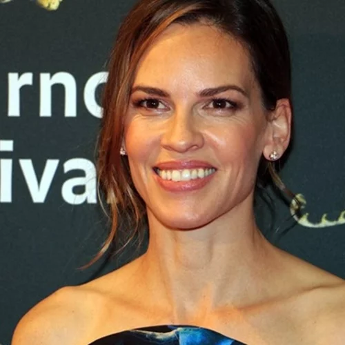 Hilary Swank | Την ημέρα του Αγίου Βαλεντίνου έκανε γνωστά τα ονόματα των διδύμων