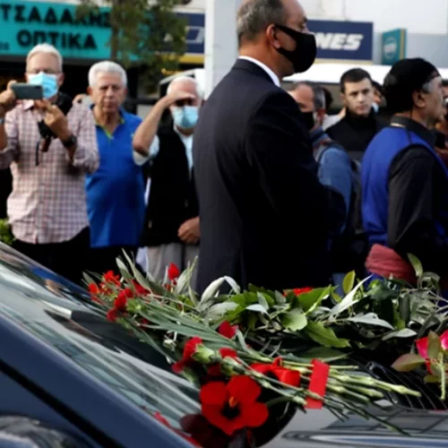 Στην τελευταία του κατοικία ο Μίκης Θεοδωράκης - Σε εξέλιξη η εξόδιος ακολουθία στον Γαλατά Χανίων