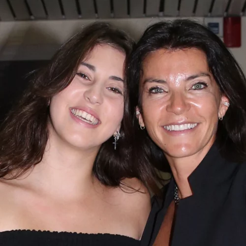 Μαρίνα Βερνίκου | Σπάνια βραδινή εμφάνιση με τη μεγαλύτερη κόρη της, Ντεμήλια Καμπουρίδη