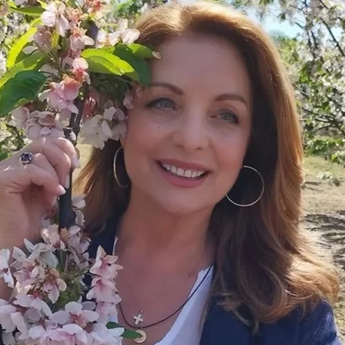 H Άντζελα Γκερέκου έγινε ξανθιά | Το νέο χρώμα μαλλιών που χάρισε λάμψη στο πρόσωπό της