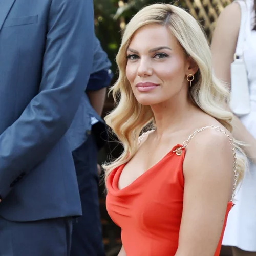 Με γόβες ή sneakers | Η denim ολόσωμη φόρμα της Ιωάννας Μαλέσκου από Mango που ταιριάζει με τα πάντα