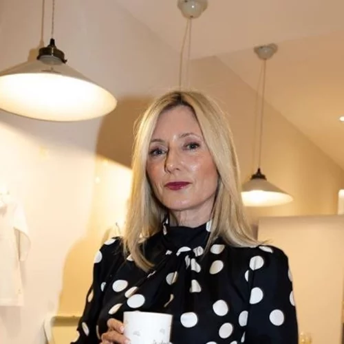 Μαρί Σαντάλ | Το εμπριμέ καφτάνι της μας εμπνέει για εμφανίσεις την ντεμί σεζόν που διανύουμε