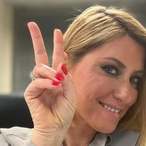 Στην κουζίνα η Σία Κοσιώνη | Το μαμαδίστικο φαγητό που ετοίμασε "μυρίζει" καλοκαίρι