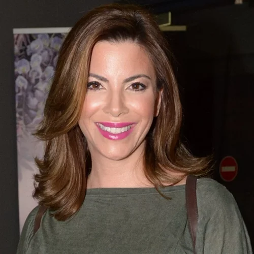 Με λευκό μπικίνι σε εξωτικό προορισμό | Η Αντελίνα Βαρθακούρη απολαμβάνει τις διακοπές της με τις κόρες της