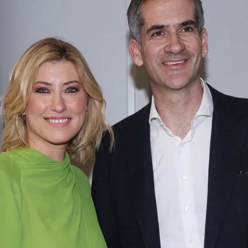 Σία Κοσιώνη | Υποδέχτηκε τον Κώστα Μπακογιάννη μετά πολύμηνη απουσία στην Αμερική - "Ο άνδρας μου"