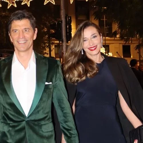 Η ωραία της βραδιάς | Η Κάτια Ζυγούλη με μαύρη ολόσωμη φόρμα στο Athénée – Στο πλευρό της ο Σάκης Ρουβάς