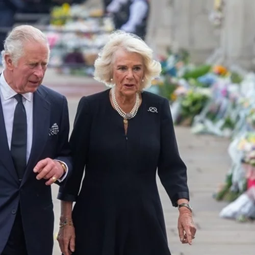 Η στιγμή που ο βασιλιάς Κάρολος και η Καμίλα δέχονται επίθεση αυγών σε περίπατο τους στο Γιορκ