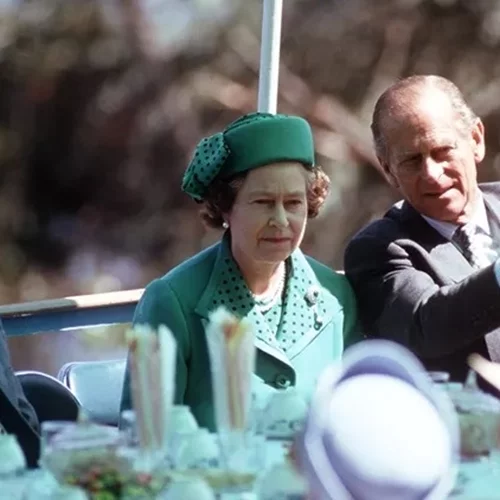 Το αυστηρό πρόγραμμα που ακολουθούσε η βασίλισσα Ελισάβετ στα γεύματά της | Γιατί μερικές φορές έτρωγε πρωινό χωρίς τον πρίγκιπα Φίλιππο;