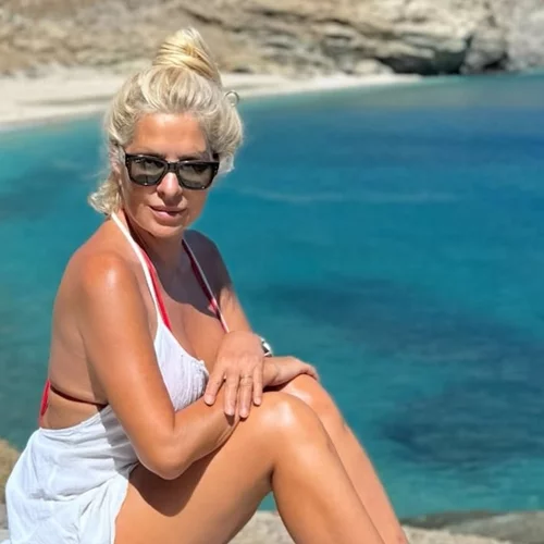 Βουτιές με κόκκινο μαγιό στα Άχλα για την Ελένη Μενεγάκη | Οι ανέμελες διακοπές στην αγκαλιά του Μάκη Παντζόπουλου