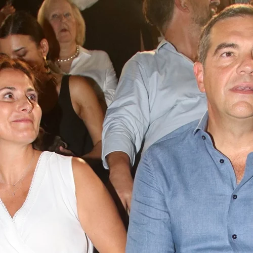 Στο Ηρώδειο ο Αλέξης Τσίπρας με τη σύζυγό του | Mε λευκό φόρεμα και φλατ σανδάλια η Μπέττυ Μπαζιάνα