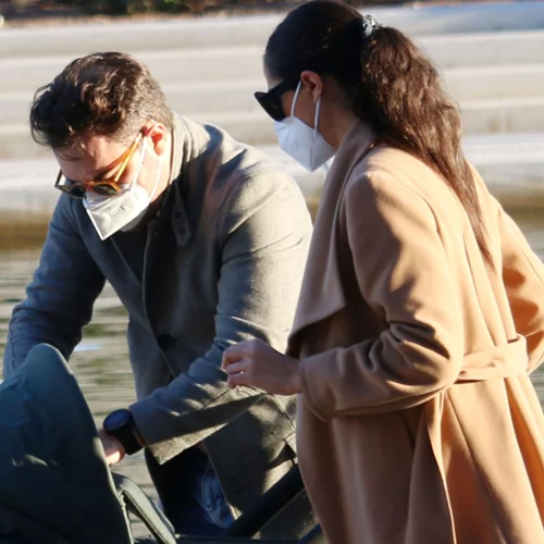 Ευαγγελία Συριοπούλου - Στράτος Πατσατζής | Πρωινή βόλτα με τον νεογέννητο γιο τους