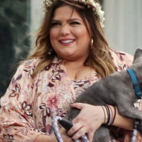 Σε ανοιξιάτικο mood η Δανάη Μπάρκα | Με πλισέ μίνι φούστα