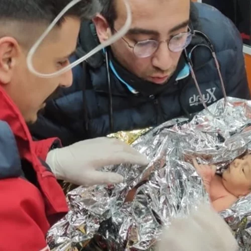 Η μόλις 10 ημερών Yağız είναι το νέο θαύμα στην Τουρκία - Σώθηκε μαζί με τη μητέρα της μετά από 90 ώρες [εικόνα]