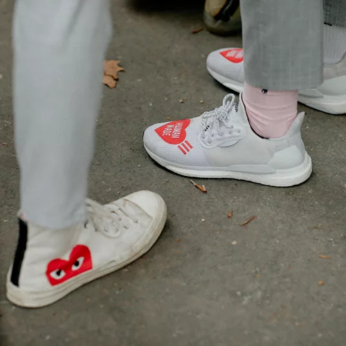 Μετά τα σαράντα | Ο πιο ενήλικος τρόπος να φορέσουμε τα πιο αγαπημένα sneakers της εφηβείας μας