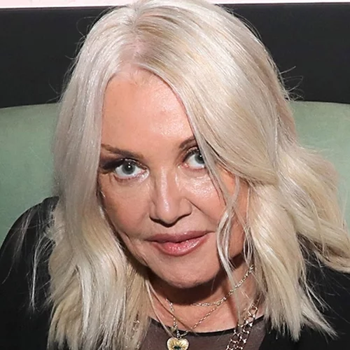 Η Ρούλα Κορομηλά με σκισμένο τζιν και sneakers σε χαλαρές στιγμές