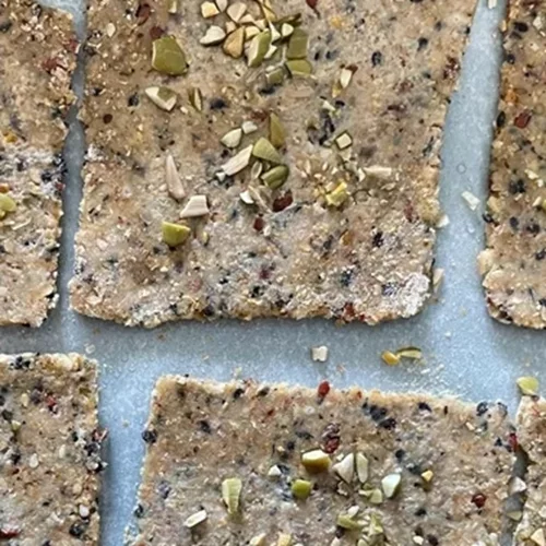 Σπιτικά κράκερς | Η συνταγή με βρώμη, ρίγανη και λιαστή ντομάτα