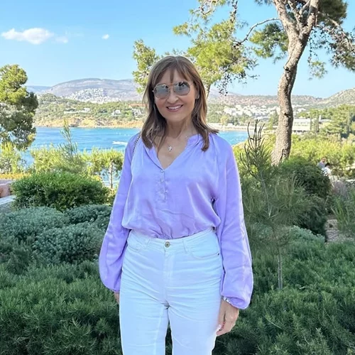 Στο ειδυλλιακό μπαλκόνι της Μάρας Ζαχαρέα | Διαβάζει το αγαπημένο της βιβλίο πάνω στην κούνια της