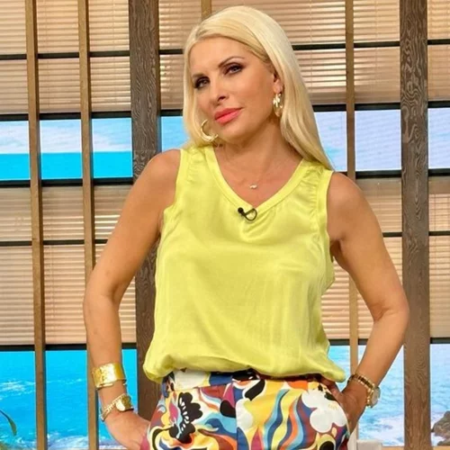 Ελένη Μενεγάκη | Με το κομψό φόρεμα καφτάνι που είναι ιδανικό για την πόλη